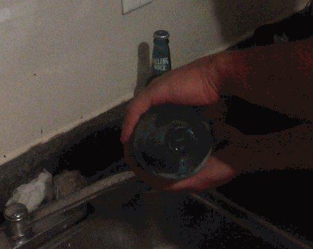 Как быстро вылить воду из бутылки — метод воронки